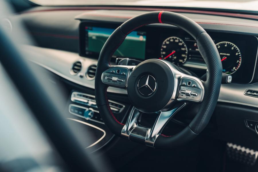 Панель приборов Mercedes-AMG E53 4Matic+ (W213) 2018 года  (UK) (фото 29 из 40)